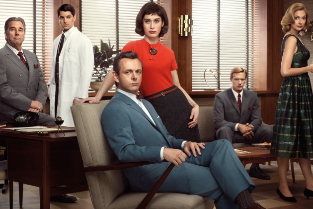 Nicholas D’Agosto as Dr. Ethan Haas, Michael Sheen as Dr. William Masters, Lizzy Caplan as Virginia Johnson, Teddy Sears as Dr. Austin Langham and Caitlin Fitzgerald as Libby Masters in Masters of Sex (season 1) – Photo: Erwin Olaf/SHOWTIME – Photo ID: MOS1_PR04_WAITSIX_4C_300